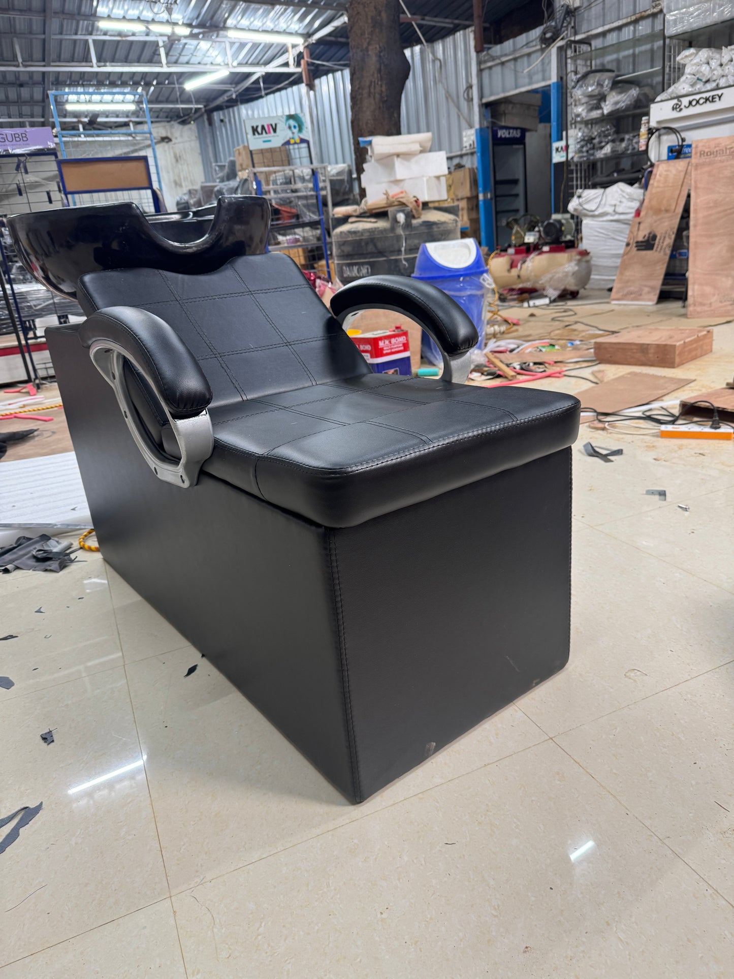 Sk-904 4/2 feet Shampoo station with fix fiber basin Black rexin